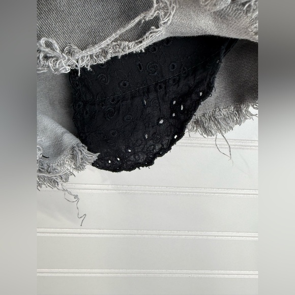 Free People women’s faded gray & black cutoff distressed denim shorts. Size 24 - Picture 4 of 8